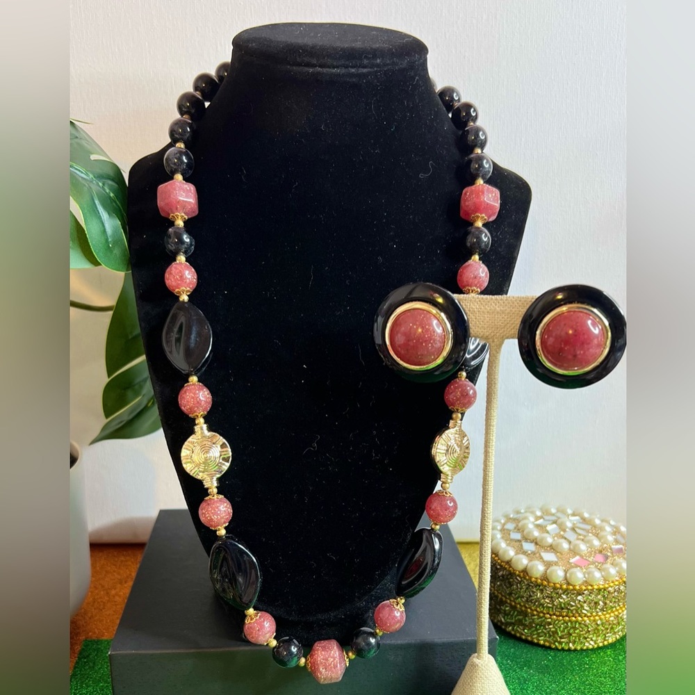 Vintage 80’s Néw Old Stock Pierced Earrings and Matching Necklace